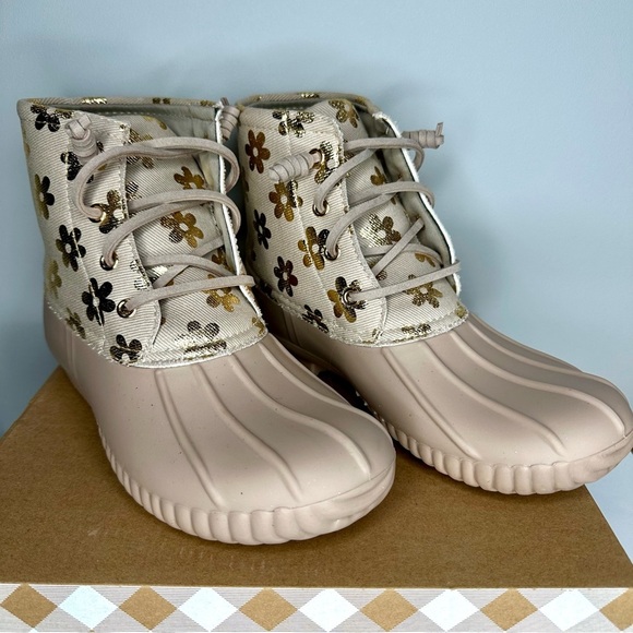 Simply Southern Shoes - Simply Southern Tan Flower Metallic Duck Boots Women 9